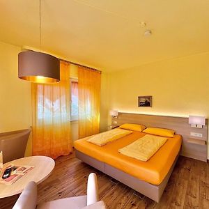 Zimmer mit Kingsize-Bett